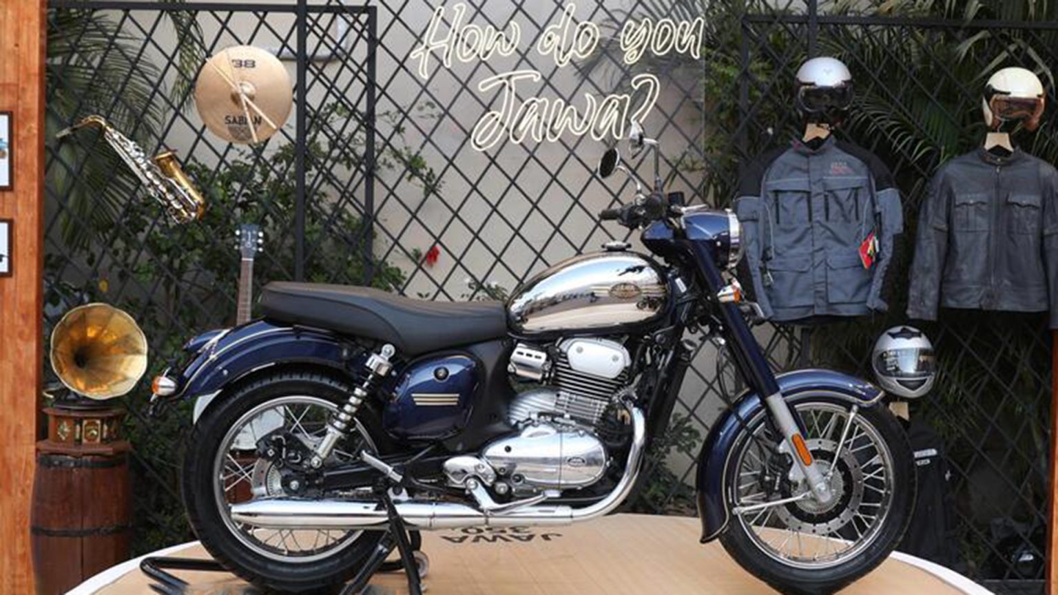 Jawa Yezdi Motorcycles Showcases the Jawa 350 Blue at the Mahindra ...